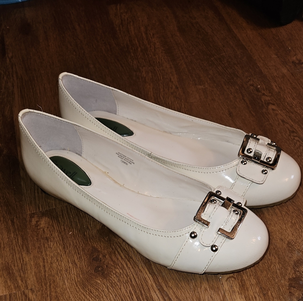 Fitzwell Blakely Women's white leather flats, with buckle. Size 11